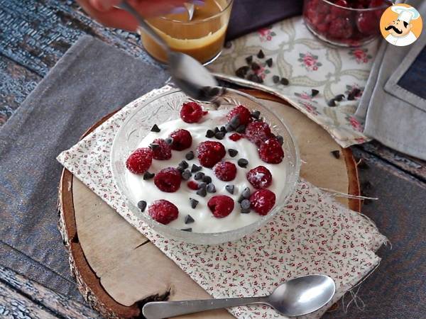 Skyrskål med röd frukt, jordnötssmör och choklad - Beredning steg 3