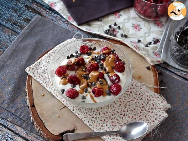 Skyrskål med röd frukt, jordnötssmör och choklad - Beredning steg 4