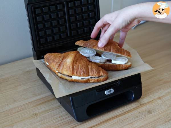 Croffle, en våffelliknande croissant med fikonmarmelad, getost och iberisk skinka - Beredning steg 3