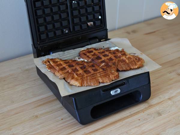 Croffle, en våffelliknande croissant med fikonmarmelad, getost och iberisk skinka - Beredning steg 4