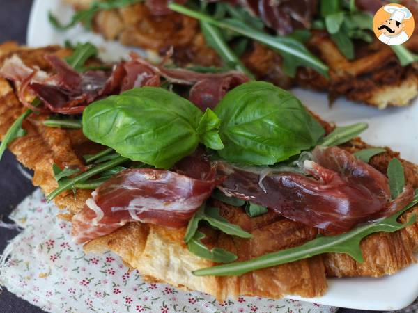 Croffle, en våffelliknande croissant med fikonmarmelad, getost och iberisk skinka - Beredning steg 5