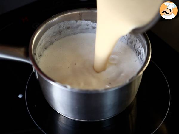 Cruffins, en kombination av en croissant och en muffins, med vaniljsås och choklad - Beredning steg 3
