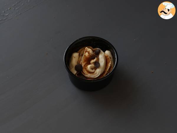 Cruffins, en kombination av en croissant och en muffins, med vaniljsås och choklad - Beredning steg 10