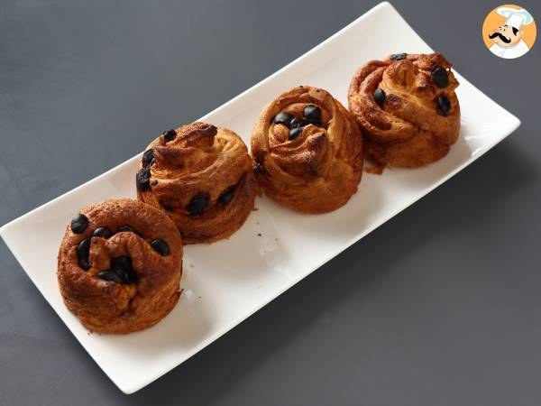 Cruffins, en kombination av en croissant och en muffins, med vaniljsås och choklad - Beredning steg 12