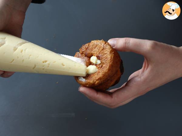 Cruffins, en kombination av en croissant och en muffins, med vaniljsås och choklad - Beredning steg 14