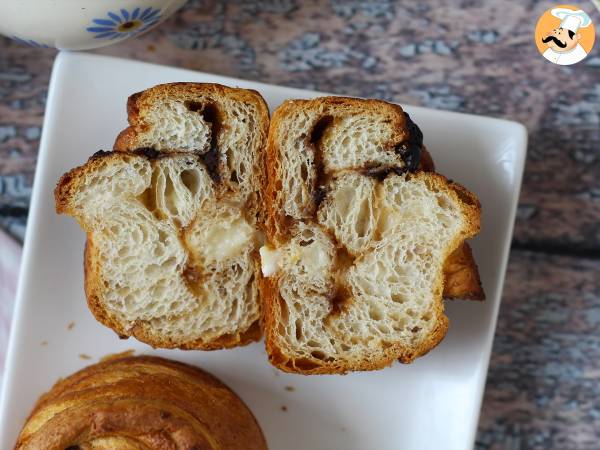 Cruffins, en kombination av en croissant och en muffins, med vaniljsås och choklad - Beredning steg 15