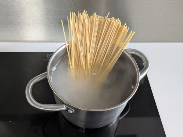 Spaghetti aglio, olio e peperoncino: den italienska traditionens sista minuten-rätt - Beredning steg 1