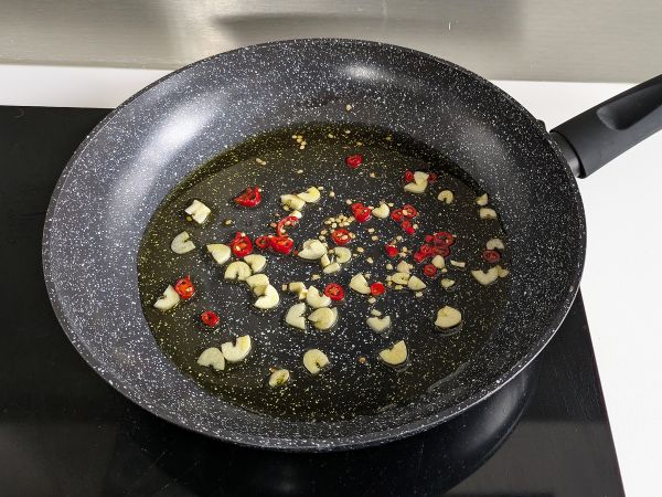 Spaghetti aglio, olio e peperoncino: den italienska traditionens sista minuten-rätt - Beredning steg 5