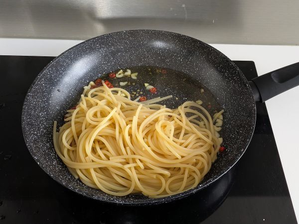 Spaghetti aglio, olio e peperoncino: den italienska traditionens sista minuten-rätt - Beredning steg 6