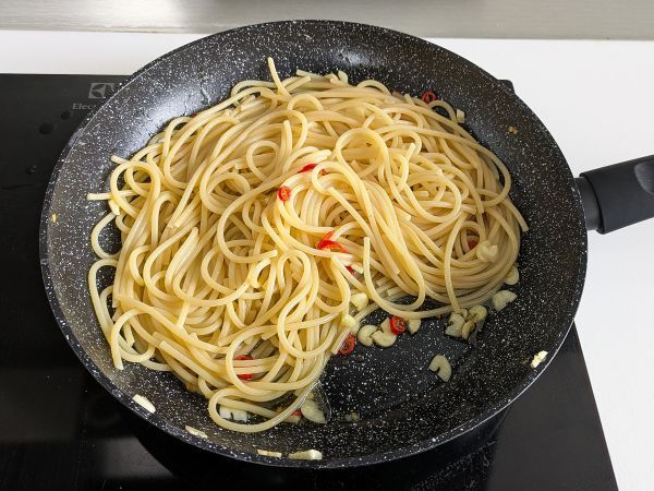 Spaghetti aglio, olio e peperoncino: den italienska traditionens sista minuten-rätt - Beredning steg 7