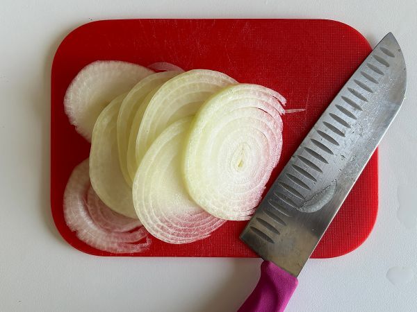 Superkrispiga hemlagade chips med lök och parmesan - Beredning steg 1