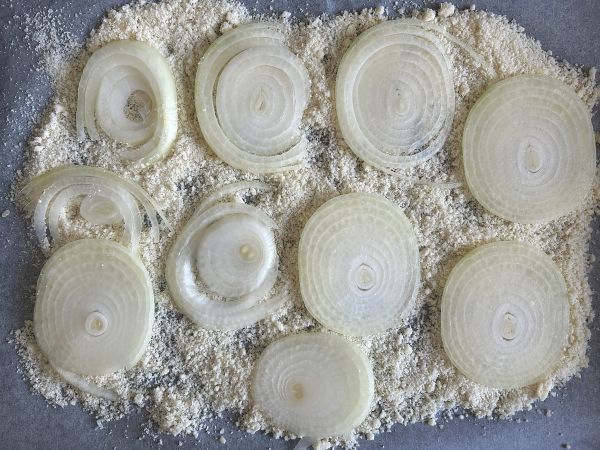 Superkrispiga hemlagade chips med lök och parmesan - Beredning steg 3