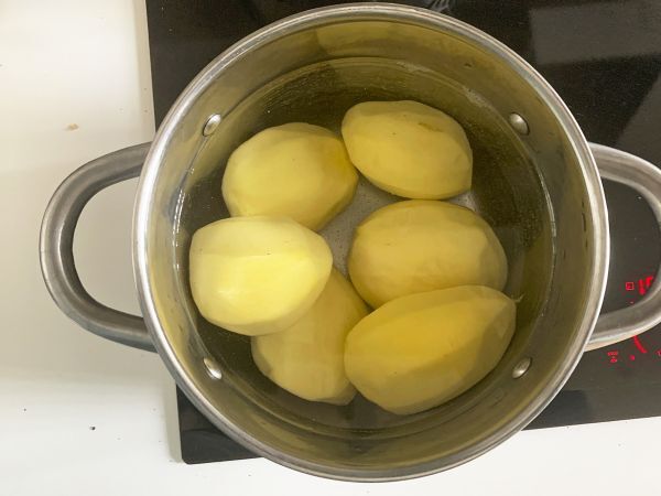 Enkel kall potatiskaka utan bakning med tonfisk och majonnäs - Beredning steg 1