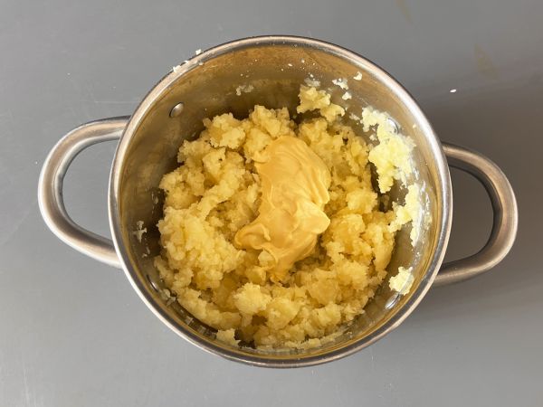 Enkel kall potatiskaka utan bakning med tonfisk och majonnäs - Beredning steg 2