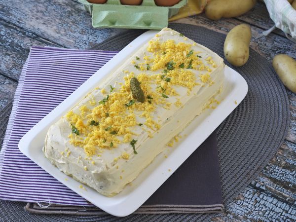 Enkel kall potatiskaka utan bakning med tonfisk och majonnäs - Beredning steg 7