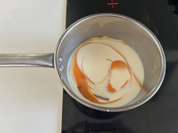 Luftstekt mjölk i en luftfryser. Den traditionella desserten med mindre olja och samma smak som alltid. - Beredning steg 1