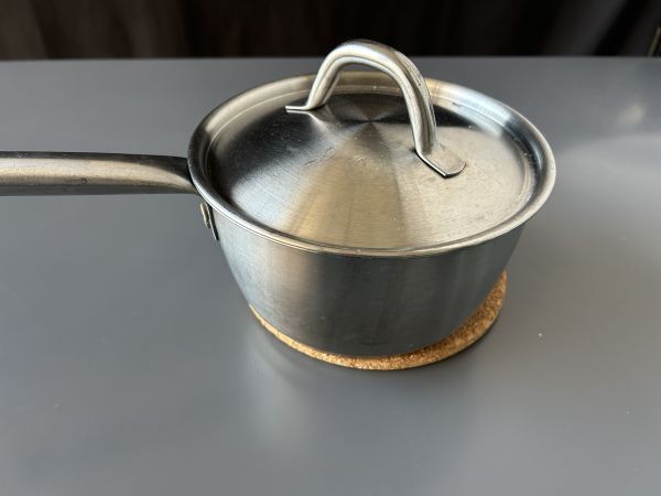 Luftstekt mjölk i en luftfryser. Den traditionella desserten med mindre olja och samma smak som alltid. - Beredning steg 2