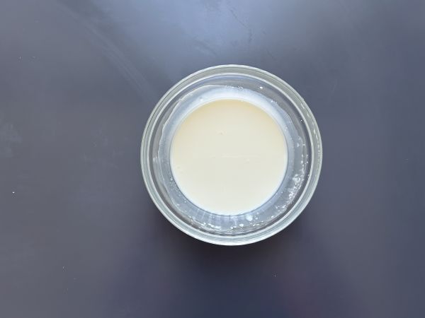 Luftstekt mjölk i en luftfryser. Den traditionella desserten med mindre olja och samma smak som alltid. - Beredning steg 3