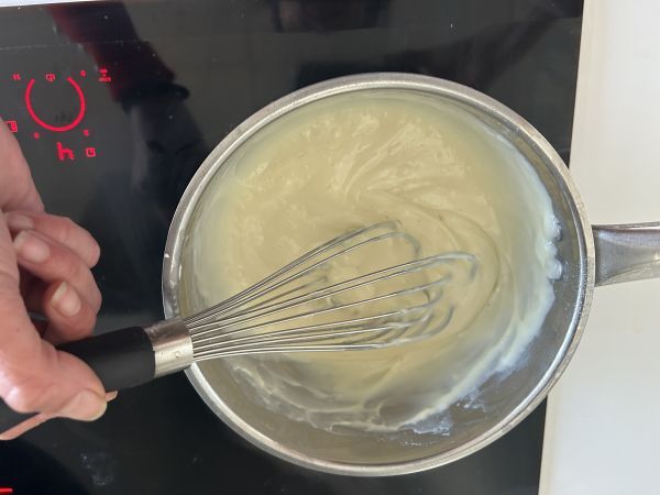 Luftstekt mjölk i en luftfryser. Den traditionella desserten med mindre olja och samma smak som alltid. - Beredning steg 4