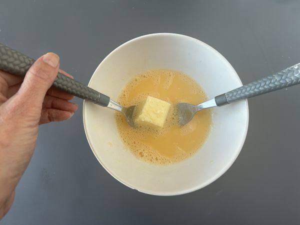 Luftstekt mjölk i en luftfryser. Den traditionella desserten med mindre olja och samma smak som alltid. - Beredning steg 8