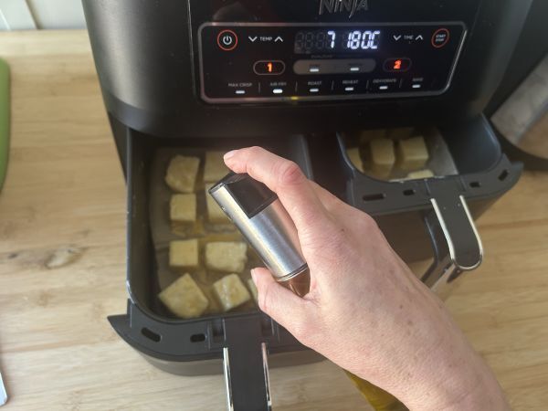 Luftstekt mjölk i en luftfryser. Den traditionella desserten med mindre olja och samma smak som alltid. - Beredning steg 10