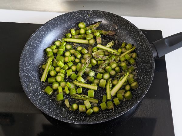 Krämig sparris- och baconpasta: enkelt och gott recept - Beredning steg 2