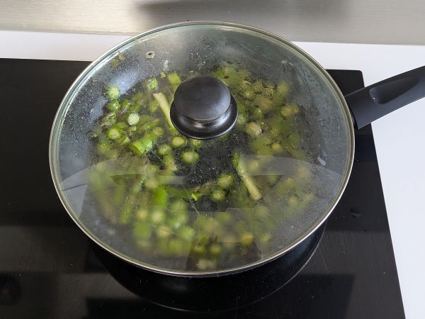 Krämig sparris- och baconpasta: enkelt och gott recept - Beredning steg 3