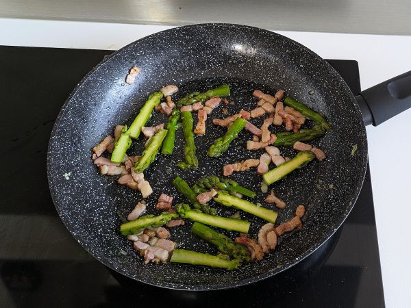 Krämig sparris- och baconpasta: enkelt och gott recept - Beredning steg 7
