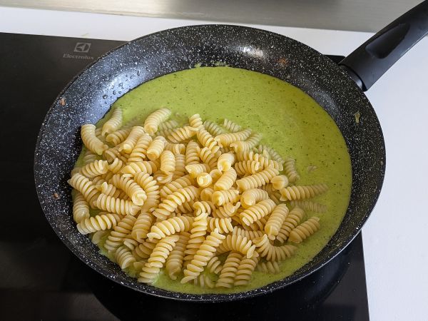 Krämig sparris- och baconpasta: enkelt och gott recept - Beredning steg 8