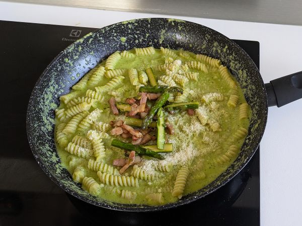 Krämig sparris- och baconpasta: enkelt och gott recept - Beredning steg 9