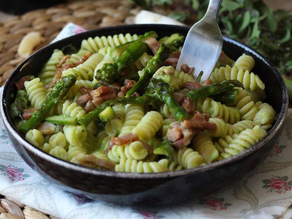 Krämig sparris- och baconpasta: enkelt och gott recept - Beredning steg 10