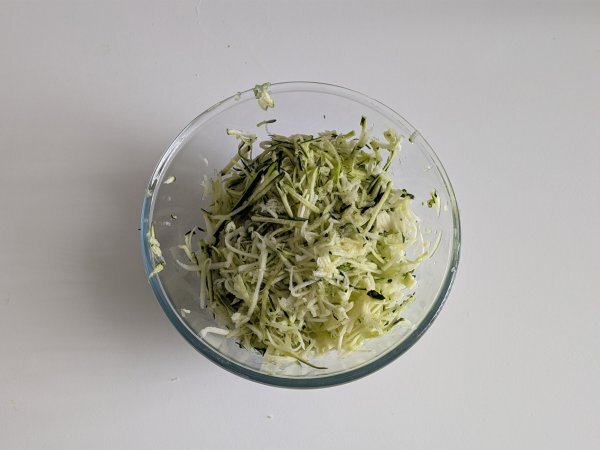 Courgette muffins i luftfryser: det lätta och fluffiga receptet - Beredning steg 1