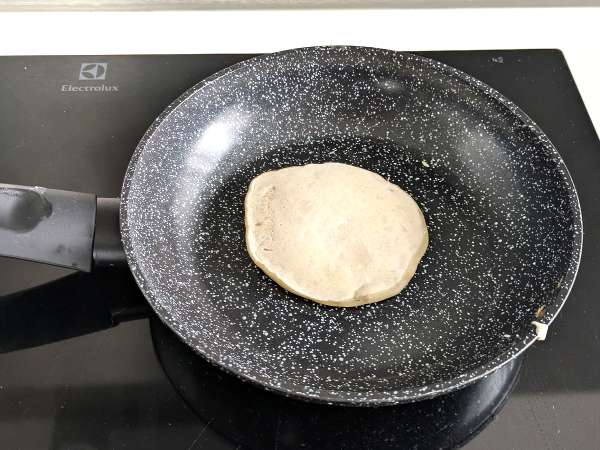 Mjuka veganska pannkakor med linägg: enkelt och äggfritt recept - Beredning steg 7
