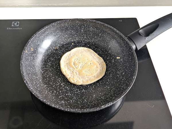Mjuka veganska pannkakor med linägg: enkelt och äggfritt recept - Beredning steg 8