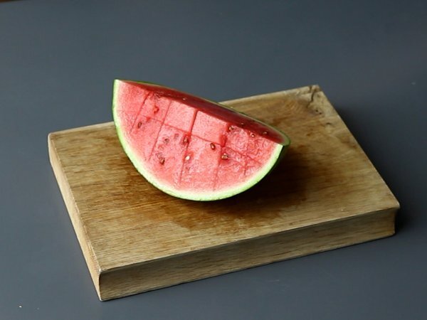 Röd fruktsallad: jordgubbar, hallon, körsbär och vattenmelon, perfekt för sommaren! - Beredning steg 1