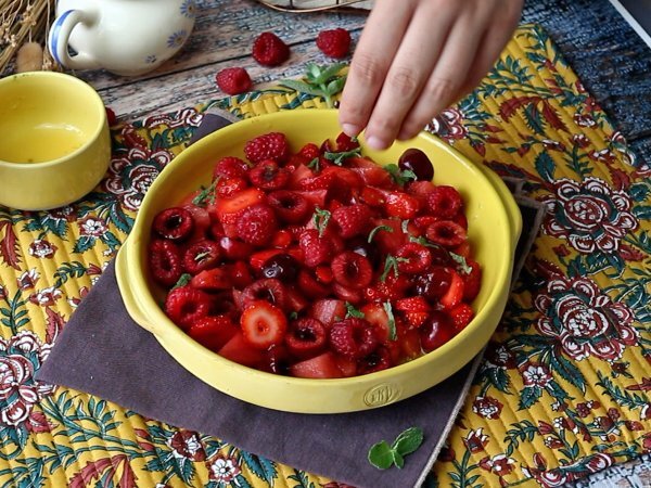 Röd fruktsallad: jordgubbar, hallon, körsbär och vattenmelon, perfekt för sommaren! - Beredning steg 5