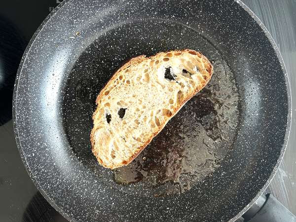 Rostade aprikoser, ruccola och burrata på rostat bröd - Beredning steg 4