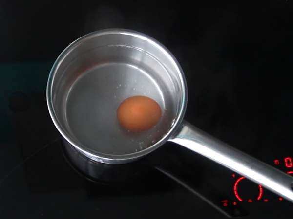 Krämig avokadomajonnäs med hårdkokt ägg - utan rått ägg - Beredning steg 1