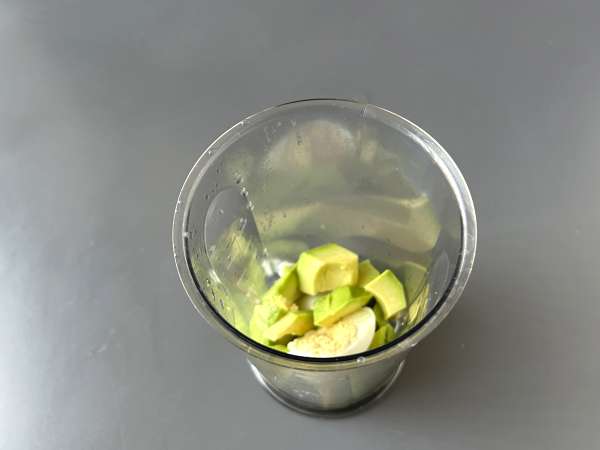 Krämig avokadomajonnäs med hårdkokt ägg - utan rått ägg - Beredning steg 2