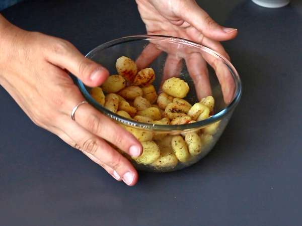 Krispig gnocchisallad, ultratrendig, god och balanserad, perfekt för sommaren! - Beredning steg 1