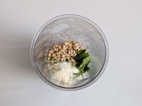 Färsk och krämig ruccolapesto på 5 minuter - Beredning steg 1