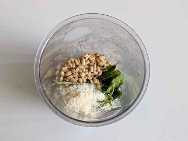 Kall pasta med ruccolapesto, körsbärstomater och mozzarella: det fräscha och snabba sommarreceptet - Beredning steg 2