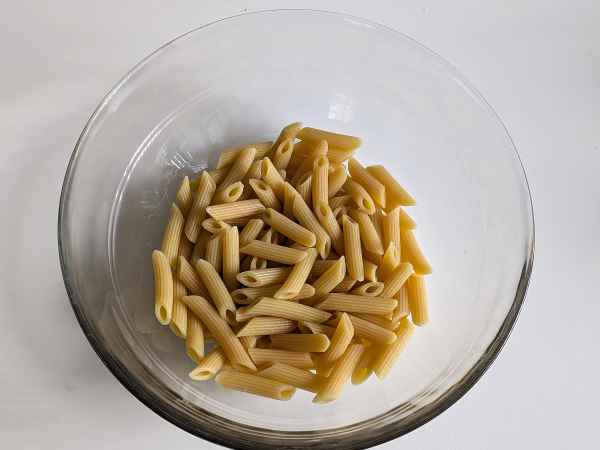 Kall pasta med ruccolapesto, körsbärstomater och mozzarella: det fräscha och snabba sommarreceptet - Beredning steg 4