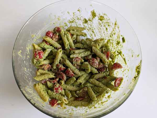 Kall pasta med ruccolapesto, körsbärstomater och mozzarella: det fräscha och snabba sommarreceptet - Beredning steg 6