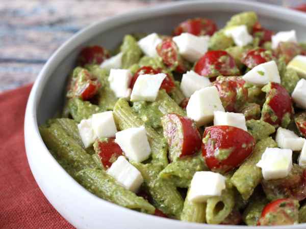 Kall pasta med ruccolapesto, körsbärstomater och mozzarella: det fräscha och snabba sommarreceptet - Beredning steg 7