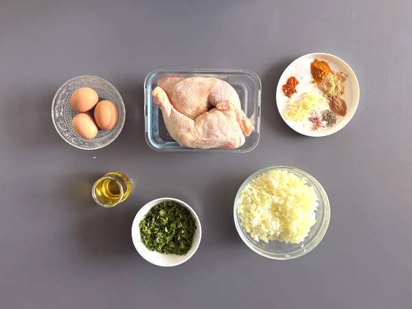 Traditionellt marockanskt bakverk med tegelstensdeg, kyckling och kryddor - Beredning steg 1