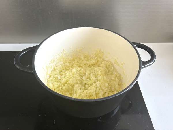 Traditionellt marockanskt bakverk med tegelstensdeg, kyckling och kryddor - Beredning steg 2