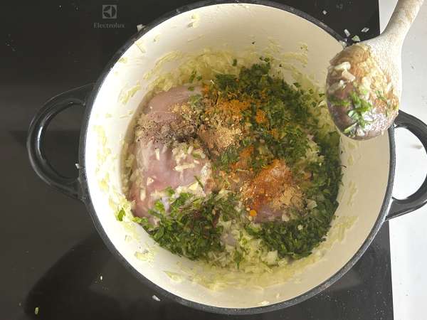 Traditionellt marockanskt bakverk med tegelstensdeg, kyckling och kryddor - Beredning steg 3