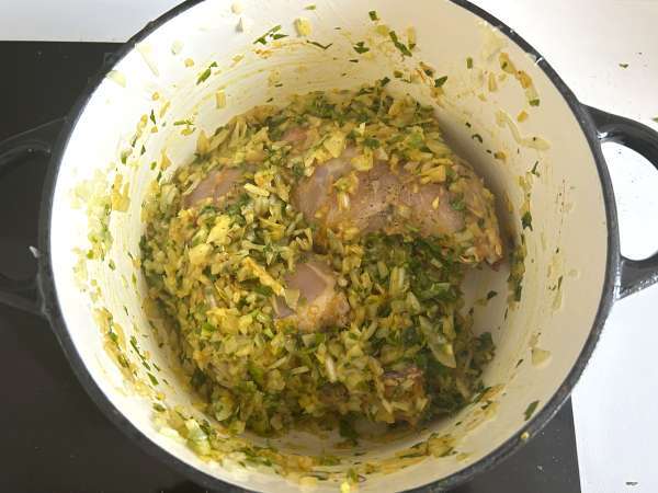 Traditionellt marockanskt bakverk med tegelstensdeg, kyckling och kryddor - Beredning steg 4