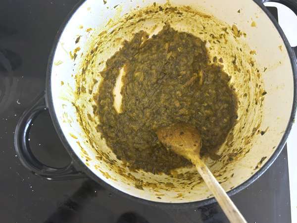 Traditionellt marockanskt bakverk med tegelstensdeg, kyckling och kryddor - Beredning steg 5